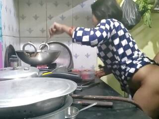 Indisch bhabhi cooking in keuken en broer in wet. | xhamster