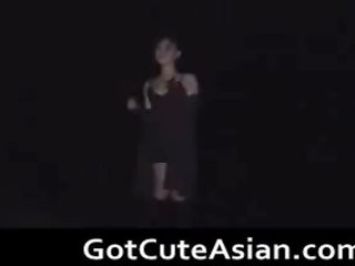 Hongkong berusad studenten gör striptease